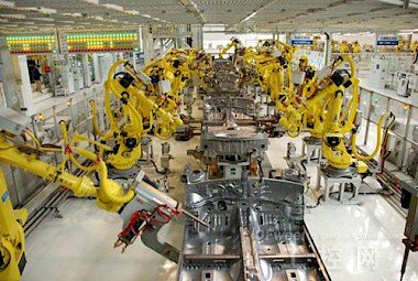 图为东莞企业大量使用工业机器人从事生产